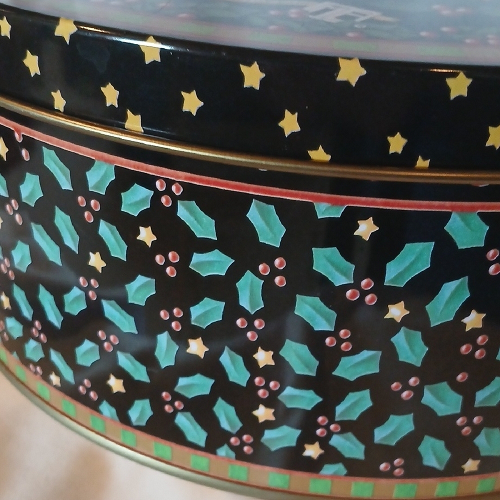 Mary Engelbreit Candle Burns Brightest at Christmastime Biscuit Tin *Read - Picture 8 of 10